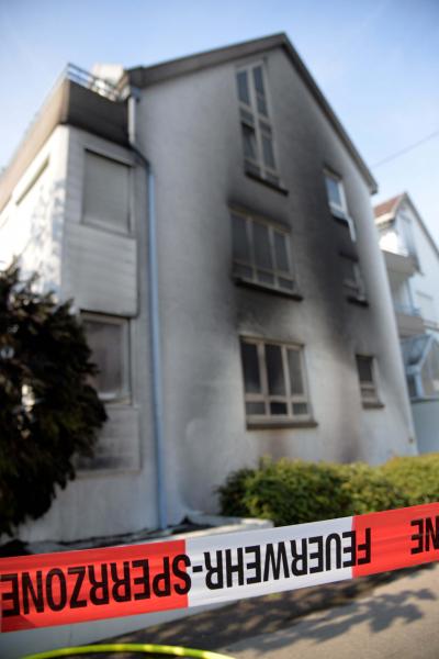 Fahrzeugbrand in Tiefgarage in Fellbach-Schmiden - Starke Rauchentwicklung - Bewohner ueber Drehleiter gerettet